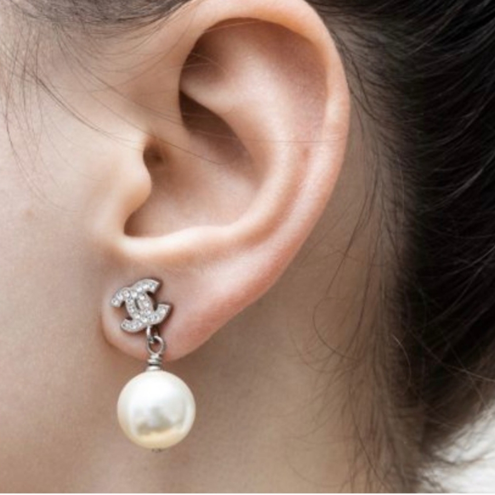 CC Chanel Pearl Drop Earrings - Picture 3 of 4